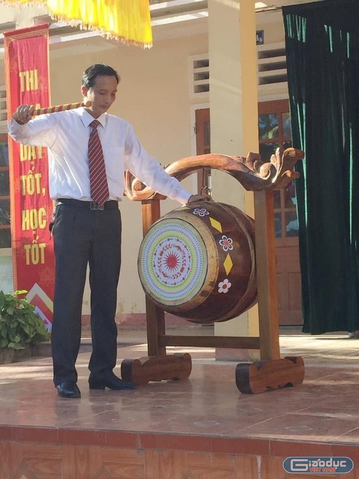 Thầy giáo Hồ Xuân Thông - Hiệu trưởng nhà trường trong Lễ khai giảng năm học mới