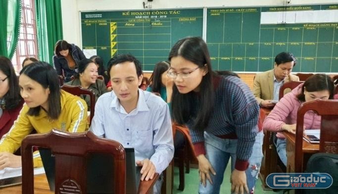 Thầy Hồ Xuân Thông trực tiếp chỉ đạo và hướng dẫn hoạt động chuyên môn