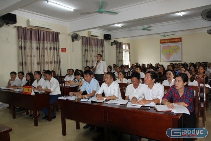 Thầy Hồ Xuân Thông, đại diện cho ngành Giáo dục Hương Sơn, đóng góp ý kiến tại Hội nghị trực tuyến cán bộ quản lý giáo dục toàn tỉnh Hà Tĩnh