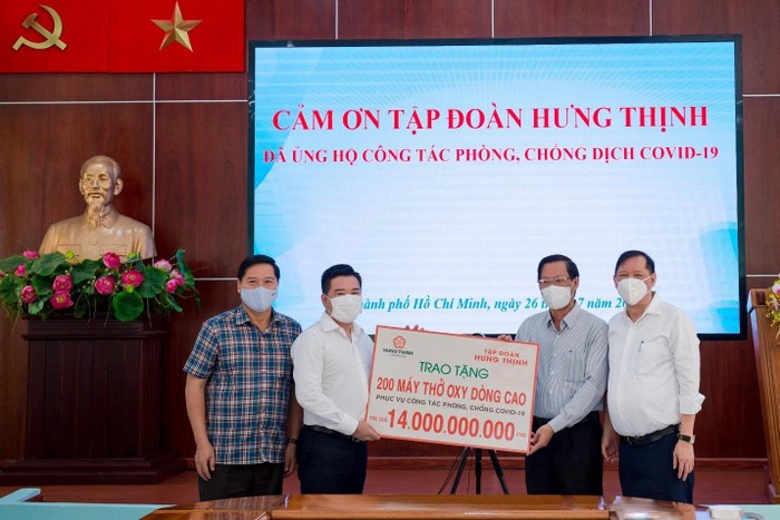 Ông Nguyễn Đình Trung – Chủ tịch Tập đoàn Hưng Thịnh (thứ 2 từ trái sang) trao tặng 200 máy thở oxy dòng cao trị giá 14 tỷ đồng cho ông Phan Văn Mãi - Ủy viên Trung ương Đảng, Phó Bí thư Thường trực Thành ủy Thành phố Hồ Chí Minh (thứ 2 từ phải sang)