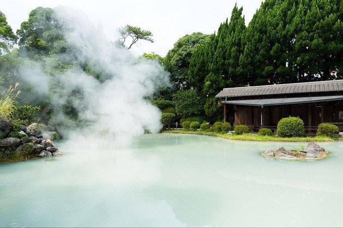 Không gian giữa thiên nhiên của một hồ tắm onsen lộ thiên.