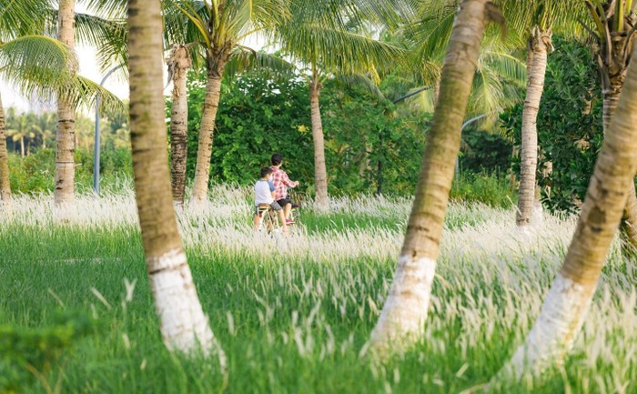 Tại Ecopark, không gian xanh mênh mông giúp con chị Hoài An có không gian vui chơi trong mùa Covid.