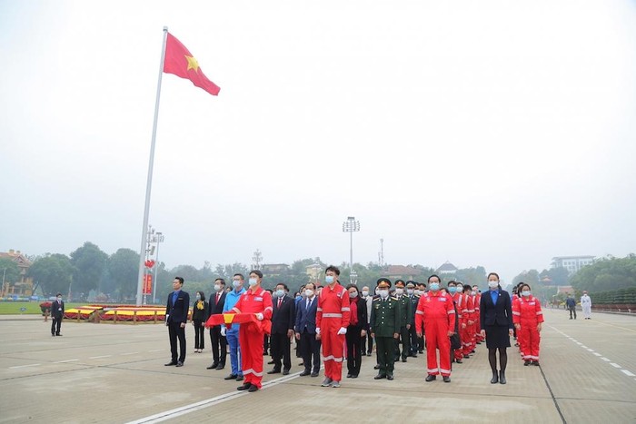 Hành trình Mùa Xuân từ những giếng dầu đưa lá cờ Tổ quốc từ Biển Đông tới Quảng trường Ba Đình.