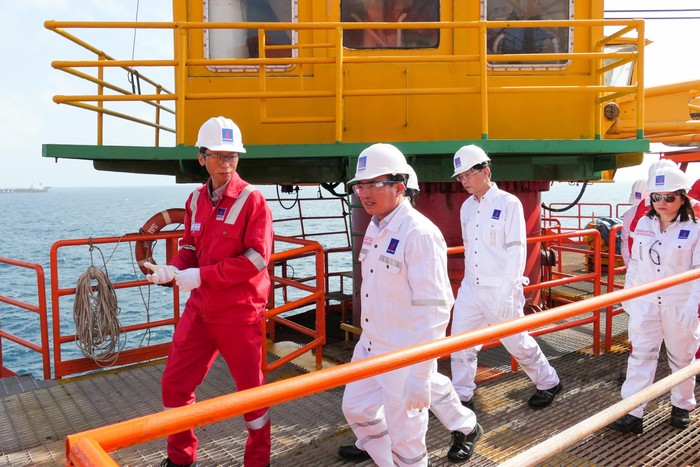 Tháng 1/2021 Chủ tịch Hội đồng thành viên Petrovietnam Hoàng Quốc Vượng kiểm tra công tác trên công trình biển.