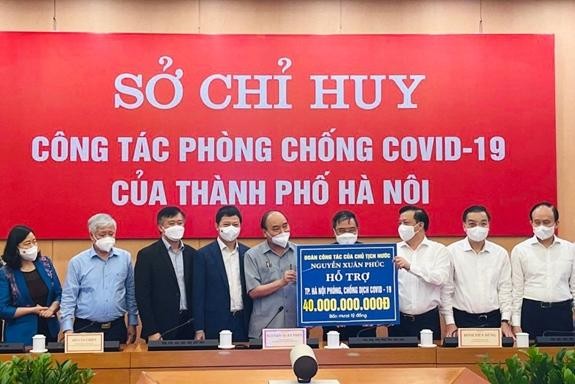 Ông Phạm Quang Thắng – Phó Tổng Giám đốc Techcombank, thứ ba từ trái sang – tại lễ trao tặng hỗ trợ đến Thủ đô Hà Nội trong công tác phòng chống dịch Covid-19.