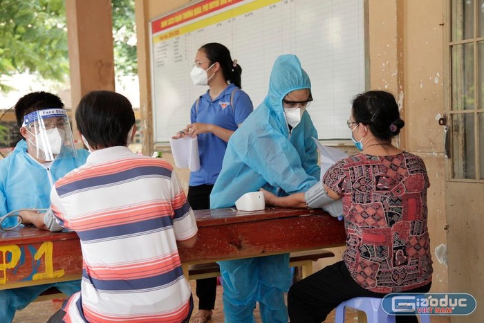 Sinh viên Đại học Đồng Nai hỗ trợ kiểm tra sức khỏe người dân trước khi tiêm vaccine. Ảnh: Nhân vật cung cấp