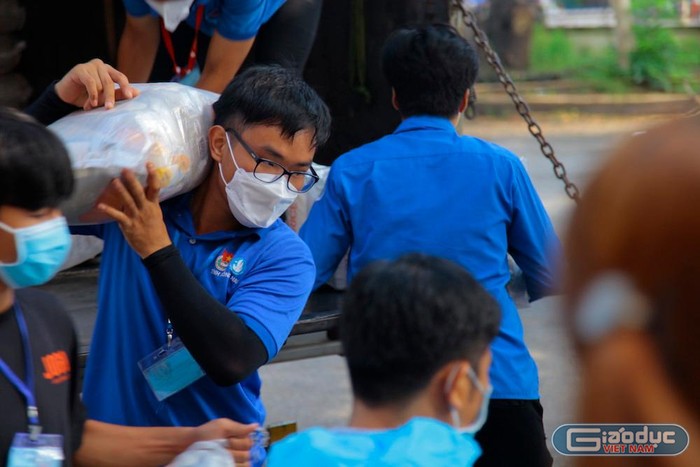 Sinh viên Mai Khánh Nguyên vận chuyển nhu yếu phẩm để phân chia cho bà con vùng dịch. Ảnh: Nhân vật cung cấp