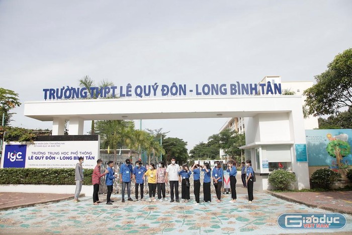 Sinh viên tình nguyện Đai học Đồng Nai tham gia hỗ trợ phòng, chống dịch COVID-19 tại phường Long Bình. Ảnh: Nhân vật cung cấp