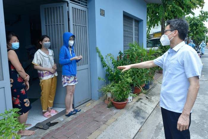 Phó Thủ tướng Vũ Đức Đam thăm hỏi đời sống trong những ngày giãn cách của một gia đình ở xã bà Điểm, huyện Hóc Môn.