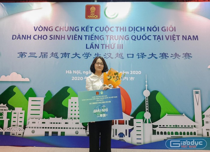 Nguyễn Thị Thu Trang đạt giải nhì cuộc thi dịch nói giỏi dành cho sinh viên tiếng Trung Quốc tại Việt Nam lần thứ III, do Viện Khổng Tử tổ chức. (Ảnh: Nhân vật cung cấp)