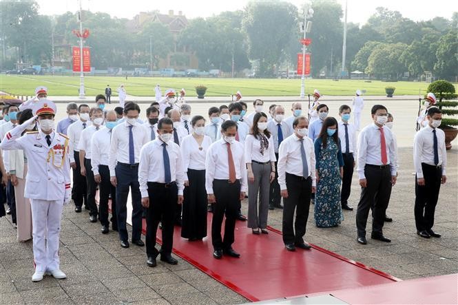 Đoàn đại biểu Bộ Ngoại giao viếng Chủ tịch Hồ Chí Minh.