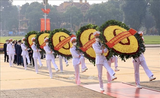 Vòng hoa của Đoàn mang dòng chữ &quot;Đời đời nhớ ơn Chủ tịch Hồ Chí Minh vĩ đại&quot;.