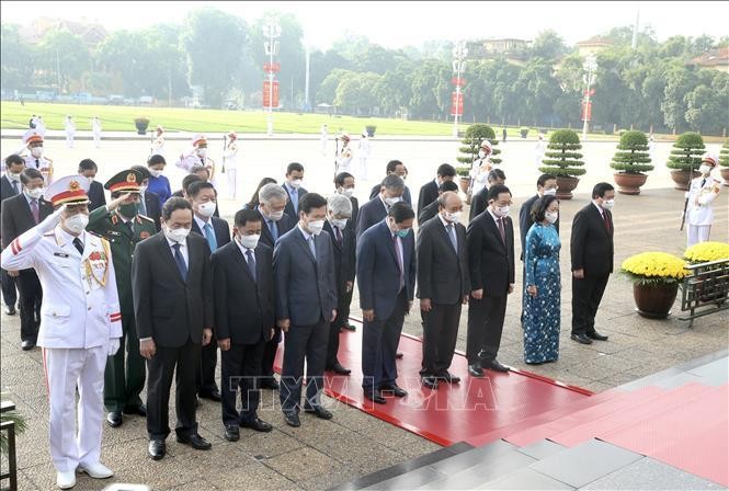 Các đồng chí lãnh đạo, nguyên lãnh đạo Đảng, Nhà nước tưởng niệm Chủ tịch Hồ Chí Minh.