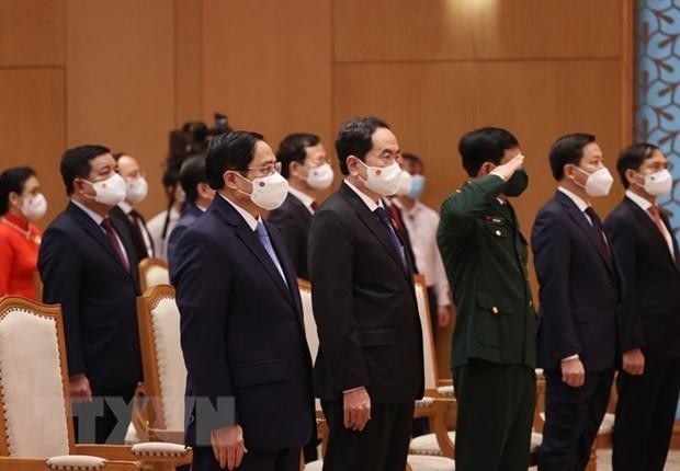 Thủ tướng Phạm Minh Chính và các đại biểu thực hiện nghi lễ chào cờ. (Ảnh: Dương Giang/TTXVN)