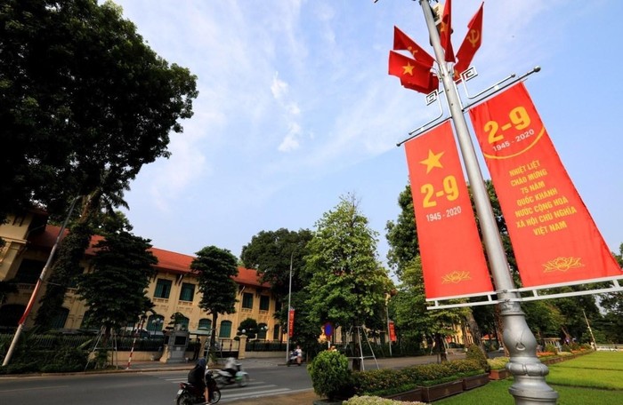 Trên khắp phố, phường của Thủ đô Hà Nội được trang hoàng rực rỡ cờ, hoa, băng rôn, ápphích…chào mừng Quốc khánh nước Cộng hòa xã hội chủ nghĩa Việt Nam. (Ảnh: Thành Đạt/TTXVN)