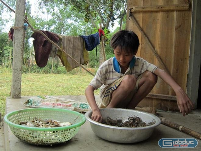 Hình ảnh cậu bé mò cua, bắt ốc để mưu sinh năm nào. (Ảnh: Nhân vật cung cấp)