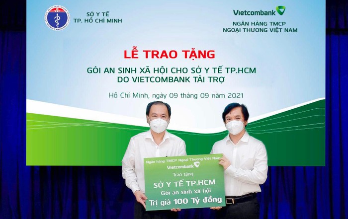 Ông Đặng Hoài Đức - Uỷ viên Ban Chấp hành Đảng bộ Vietcombank, Bí thư Đảng bộ Văn phòng đại diện phía Nam, Phó Tổng Giám đốc Vietcombank (bên phải) trao biển tượng trưng tài trợ cho đại diện Sở Y tế Thành phố Hồ Chí Minh