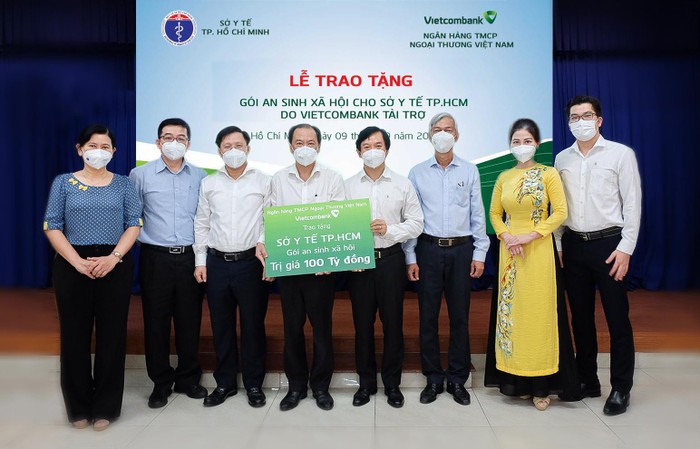 Ông Đặng Hoài Đức - Uỷ viên Ban Chấp hành Đảng bộ Vietcombank, Bí thư Đảng bộ Văn phòng đại diện phía Nam, Phó Tổng Giám đốc Vietcombank (thứ tư từ phải sang) chụp ảnh cùng đại diện Sở Y tế Thành phố Hồ Chí Minh và các đại biểu tham dự