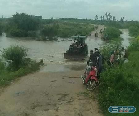 Các thầy cô ở Ia Pa, Gia Lai phải đội mưa, vượt lũ vào làng tìm học trò. (Ảnh do tác giả cung cấp)