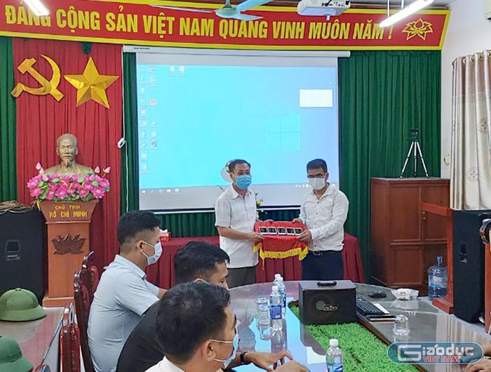 Thầy Dũng tặng điện thoại cho Trường Trung học cơ sở Phù Đổng. (Ảnh: Nhân vật cung cấp).