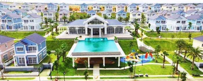 Tọa lạc giữa phân khu Florida 3.2 là clubhouse nội khu với vẻ đẹp nguyên bản của kiểu kiến trúc Florida độc đáo. Điểm nhấn của clubhouse là hồ bơi rộng và khu vui chơi trẻ em ngoài trời, đáp ứng đầy đủ nhu cầu nghỉ dưỡng – giải trí cho cư dân tại phân khu này.