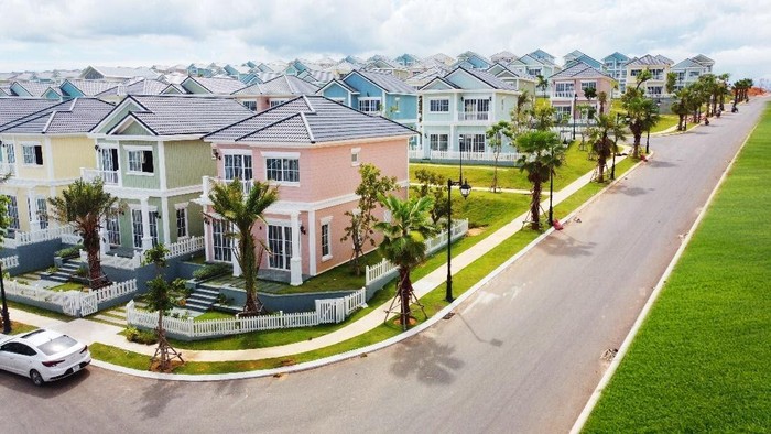 Chị Ngọc Châu ngụ tại quận 7 – Thành phố Hồ Chí Minh, sớm lựa chọn một second home Florida từ năm 2019. Chị chia sẻ: “Tôi rất ấn tượng với hệ sinh thái tiện ích của NovaWorld Phan Thiet nên quyết định đầu tư second home tại đây. Riêng chuỗi tiện ích xung quanh phân khu Florida đã đáp ứng được nhu cầu giải trí riêng biệt của gia đình tôi. Chúng tôi đang lên kế hoạch và rất háo hức cuối năm nay có thể nghỉ dưỡng tại chính ngôi nhà thứ hai của mình”.