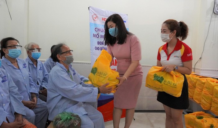 Đại diện HDBank thăm hỏi tặng quà cho bà con sau khi bà con được phẫu thuật đục thủy tinh thể miễn phí vào ngày 6/5.