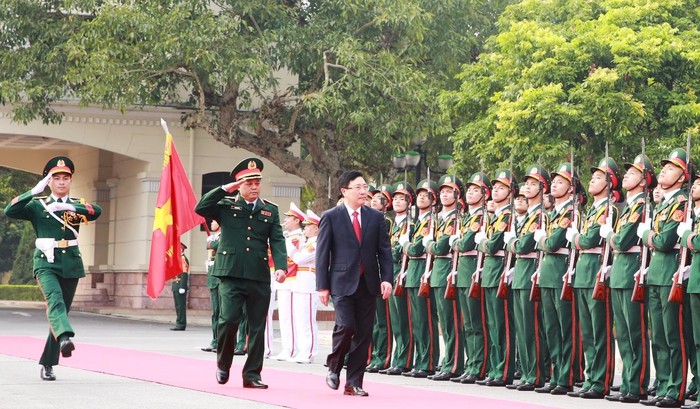 Phó Thủ tướng Thường trực Chính phủ Phạm Bình Minh duyệt Đội Danh dự tại lễ kỷ niệm 70 năm Ngày Truyền thống Học viện Chính trị, Bộ Quốc phòng. Ảnh: VGP/Hải Minh