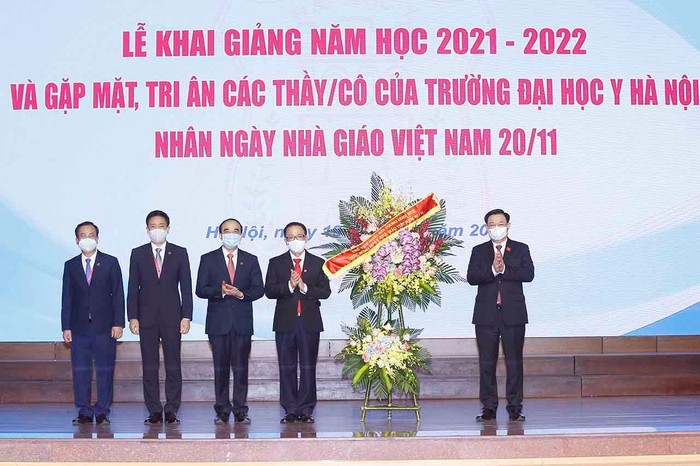 Giáo sư, Tiến sĩ Vương Đình Huệ, Uỷ viên Bộ Chính trị, Chủ tịch Quốc hội, tặng hoa chúc mừng Thầy, Cô giáo Trường Đại học học Y Hà Nội.