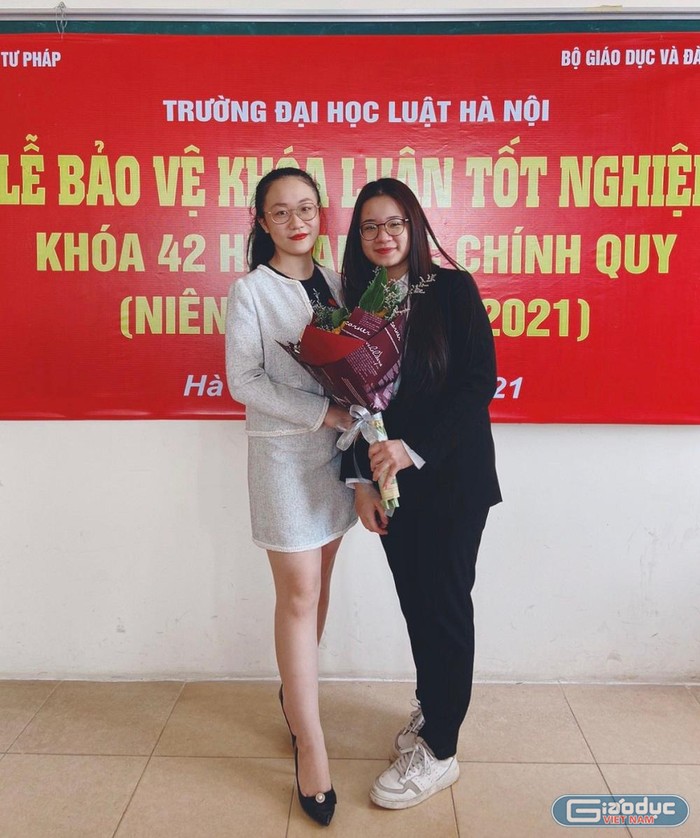 Thu Hiền (bên trái) cảm thấy may mắn vì được thầy cô và bạn bè giúp đỡ trong suốt 4 năm đại học. (Ảnh: NVCC)