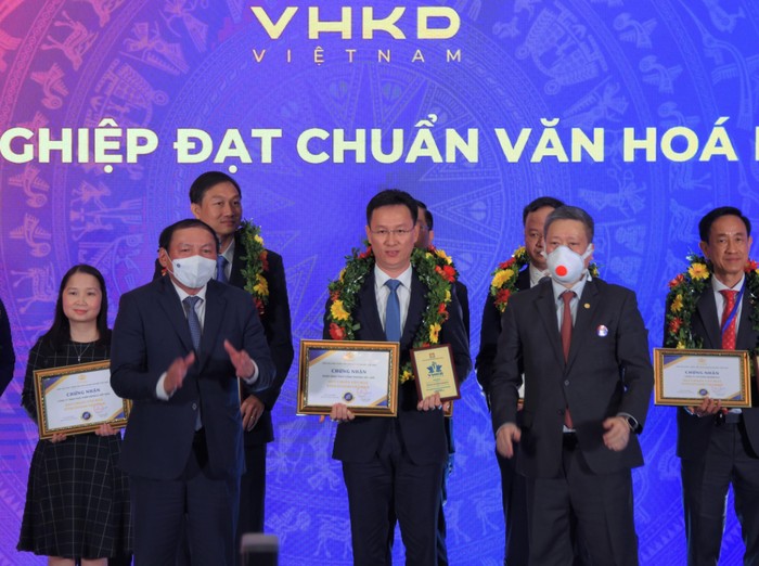 Ông Lê Thanh Tùng – Thành viên Hội đồng quản trị VietinBank đại diện doanh nghiệp nhận danh hiệu “Doanh nghiệp đạt chuẩn văn hóa kinh doanh Việt Nam” năm 2021