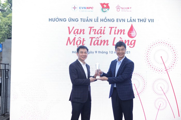 Viện Huyết học - Truyền máu TW trao kỷ niệm chương thay lời tri ân vì sự đồng hành của Tổng công ty Điện lực miền Bắc trong suốt những năm qua