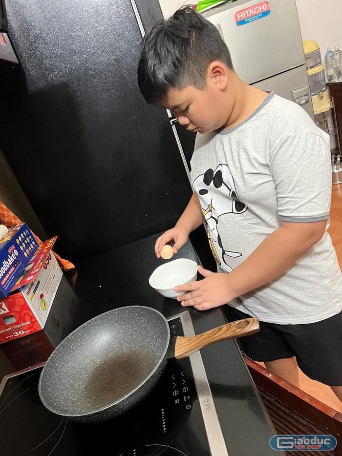 Em Nguyễn Việt Dũng học lớp 6.8 trường Trung học cơ sở Nguyễn An Ninh “phụ bếp” làm cơm trưa.