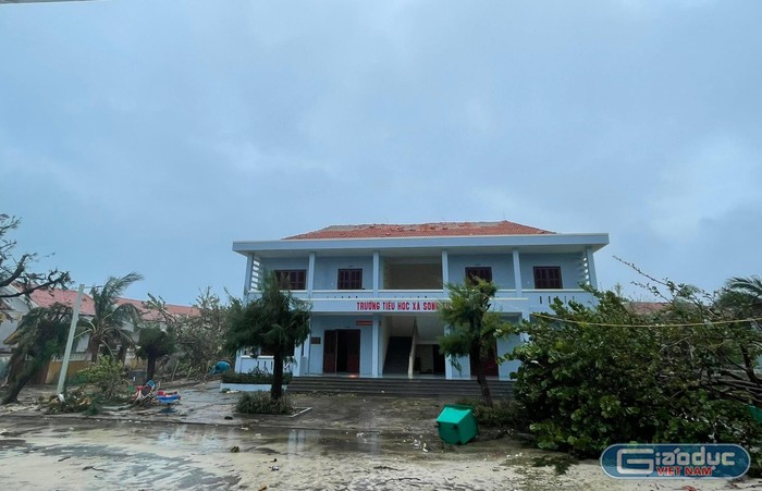 Trường Tiểu học xã Song Tử Tây bị bão số 9 làm tốc mái. (Ảnh: CTV)
