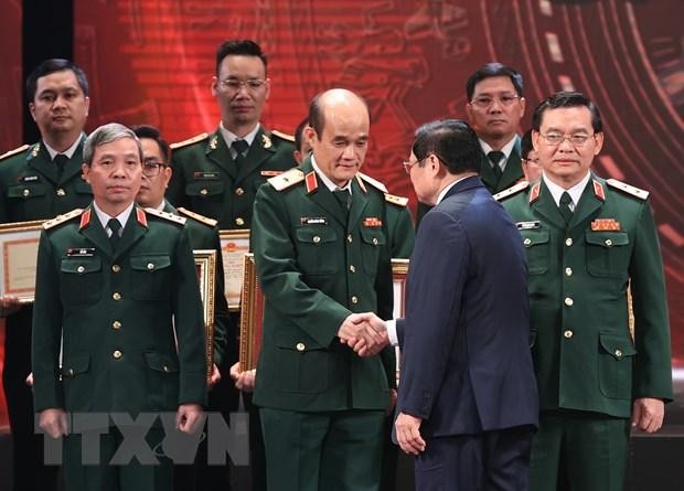 Thủ tướng Phạm Minh Chính trao Huân chương cho các tập thể có thành tích xuất sắc trong công tác phòng, chống dịch. (Ảnh: Dương Giang/TTXVN)