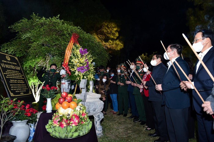 Thủ tướng Chính phủ Phạm Minh Chính và đoàn công tác Trung ương dự lễ viếng, dâng hương, dâng hoa tưởng niệm Đại tướng Võ Nguyên Giáp. Ảnh: VGP/Nhật Bắc