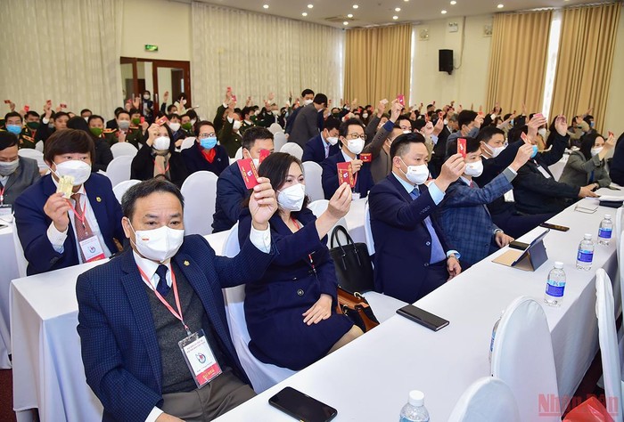 Các đại biểu biểu quyết bầu đoàn Chủ tịch và Thư ký Đại hội. (Ảnh: Thành Đạt)