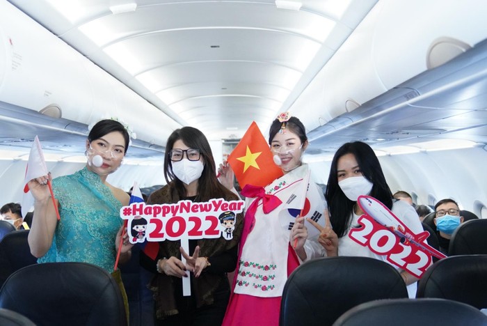 Vietjet đã dành cho khách hàng trên chuyến bay đầu tiên của năm 2022 những bất ngờ thú vị cùng những món quà may mắn thể hiện sự hiếu khách, lời cảm ơn và chúc mừng năm mới tốt lành.