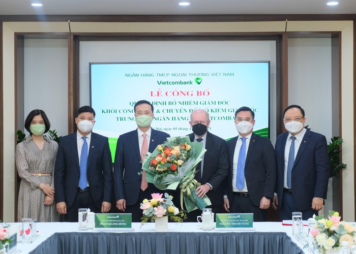 Thành viên Ban lãnh đạo Vietcombank tham dự buổi lễ chụp ảnh lưu niệm cùng tân Giám đốc Khối Công nghệ thông tin và chuyển đổi số kiêm Giám đốc Trung tâm Ngân hàng số Ngân hàng Thương mại Cổ phần Ngoại thương Việt Nam