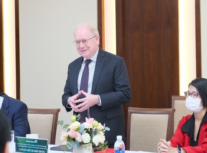 Ông Colin Richard Dinn - Giám đốc Khối Công nghệ thông tin và chuyển đổi số kiêm Giám đốc Trung tâm Ngân hàng số Ngân hàng Thương mại Cổ phần Ngoại thương Việt Nam phát biểu nhận nhiệm vụ.