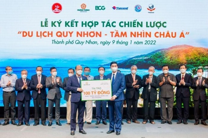 Ông Lê Trọng Khương - Tổng giám đốc Hưng Thịnh Land trao biểu trưng 100 tỷ đồng tài trợ đào tạo nhân lực du lịch tại Bình Định. Ảnh: Hưng Thịnh Land.