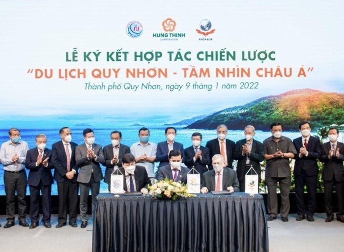 Phó giáo sư, Tiến sĩ Đỗ Ngọc Mỹ - Hiệu trưởng Trường Đại học Quy Nhơn, ông Trương Văn Việt – Phó Chủ tịch Tập đoàn Hưng Thịnh và Tiến sĩ Hank Duyverman – Giám đốc Phát triển Học thuật Pegasus Việt Nam (hàng ngồi, từ trái sang) ký kết hợp tác đào tạo nhân lực du lịch chất lượng cao. Ảnh: Hưng Thịnh Land.