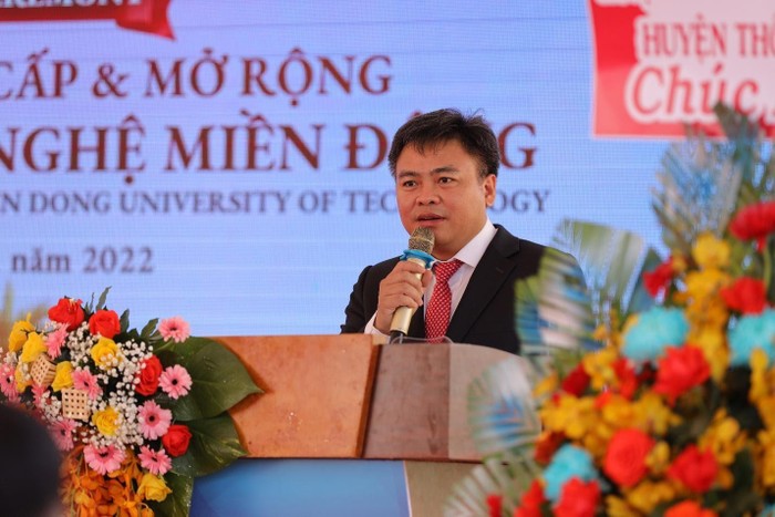 Phó giáo sư, Tiến sĩ Phạm Văn Song – Hiệu trưởng Trường Đại học Công nghệ Miền Đông phát biểu tại buổi lễ
