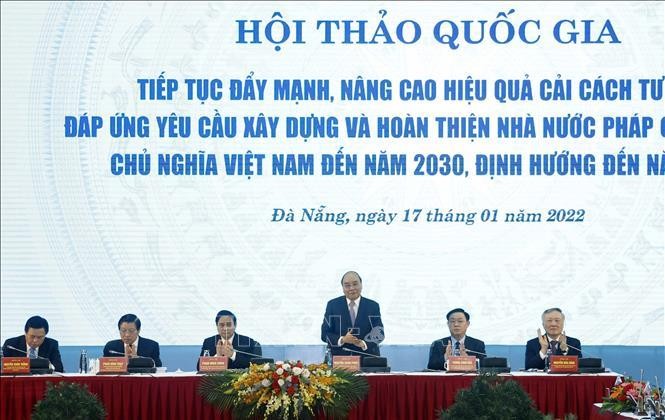 Chủ tịch nước Nguyễn Xuân Phúc cùng các đồng chí lãnh đạo Đảng và Nhà nước chủ trì hội thảo. Ảnh: Thống Nhất/TTXVN