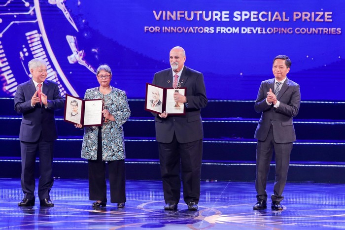 Giáo sư Salim Abdool Karim và Quarraisha Abdool Karim nhận giải thưởng VinFuture