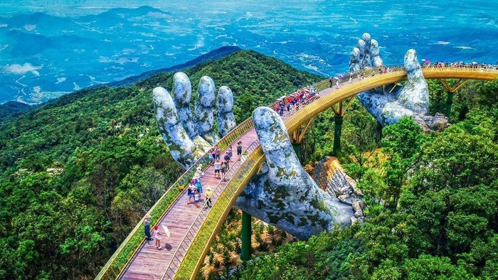 Sun World Ba Na Hills (Đà Nẵng) với cây cầu Vàng nổi tiếng là một trong những công trình điểm nhấn của Sun Group