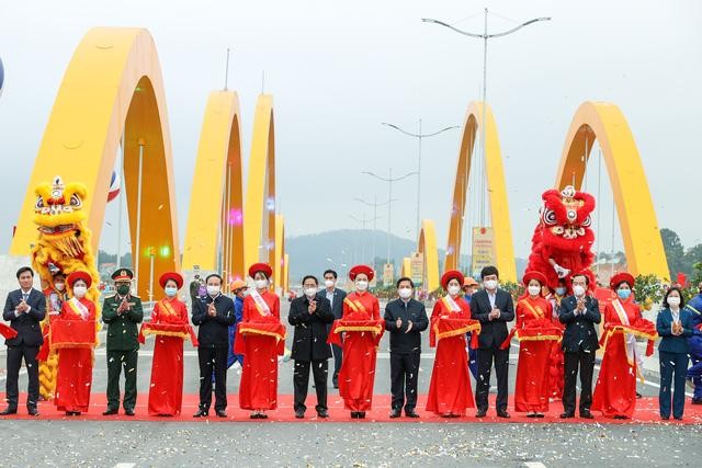 Thủ tướng Phạm Minh Chính cùng các đại biểu dự lễ khánh thành cầu Cửa Lục 1 (cầu Tình Yêu). Ảnh: VGP/Nhật Bắc