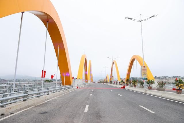 Cầu Cửa Lục 1 và đường dẫn có tổng chiều dài toàn tuyến 4.265 m, là cầu 6 làn xe đầu tiên của Quảng Ninh, tổng mức đầu tư trên 2.100 tỷ đồng. Ảnh: VGP/Nhật Bắc