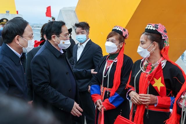 Thủ tướng thăm hỏi, động viên người dân tại lễ khánh thành, thông tuyến các công trình hạ tầng giao thông lớn của Quảng Ninh. Ảnh: VGP/Nhật Bắc