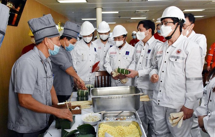 Đoàn Công tác thăm khu vực bếp ăn của Giàn CNTT 3 - nơi các đầu bếp đang gói bánh chưng chuẩn bị đón Tết Nguyên đán trên giàn